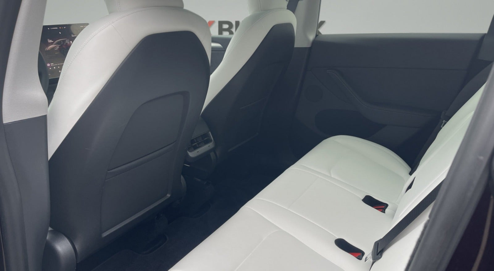 Rød Tesla Model Y fra 2024