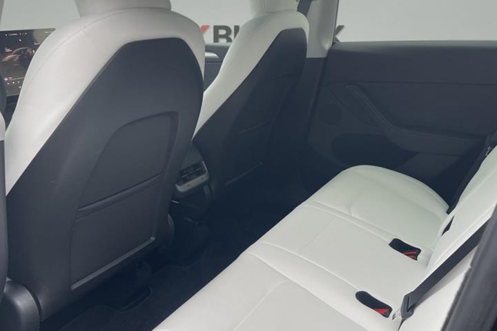 Rød Tesla Model Y fra 2024
