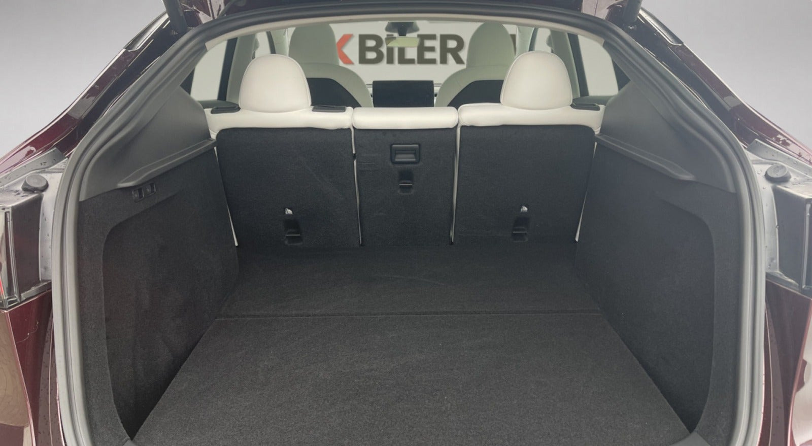 Rød Tesla Model Y fra 2024