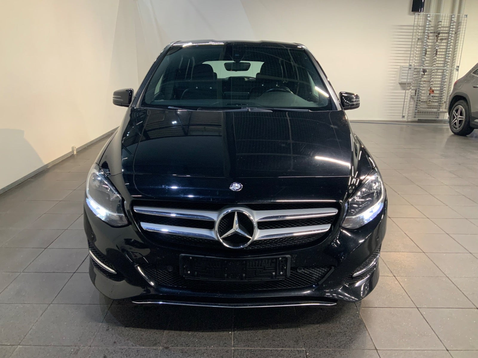 Sort Mercedes B180 d fra 2016