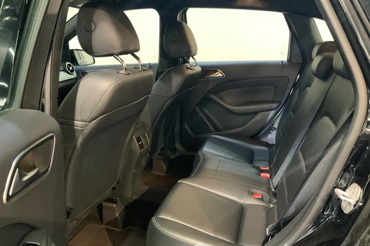 Sort Mercedes B180 d fra 2016