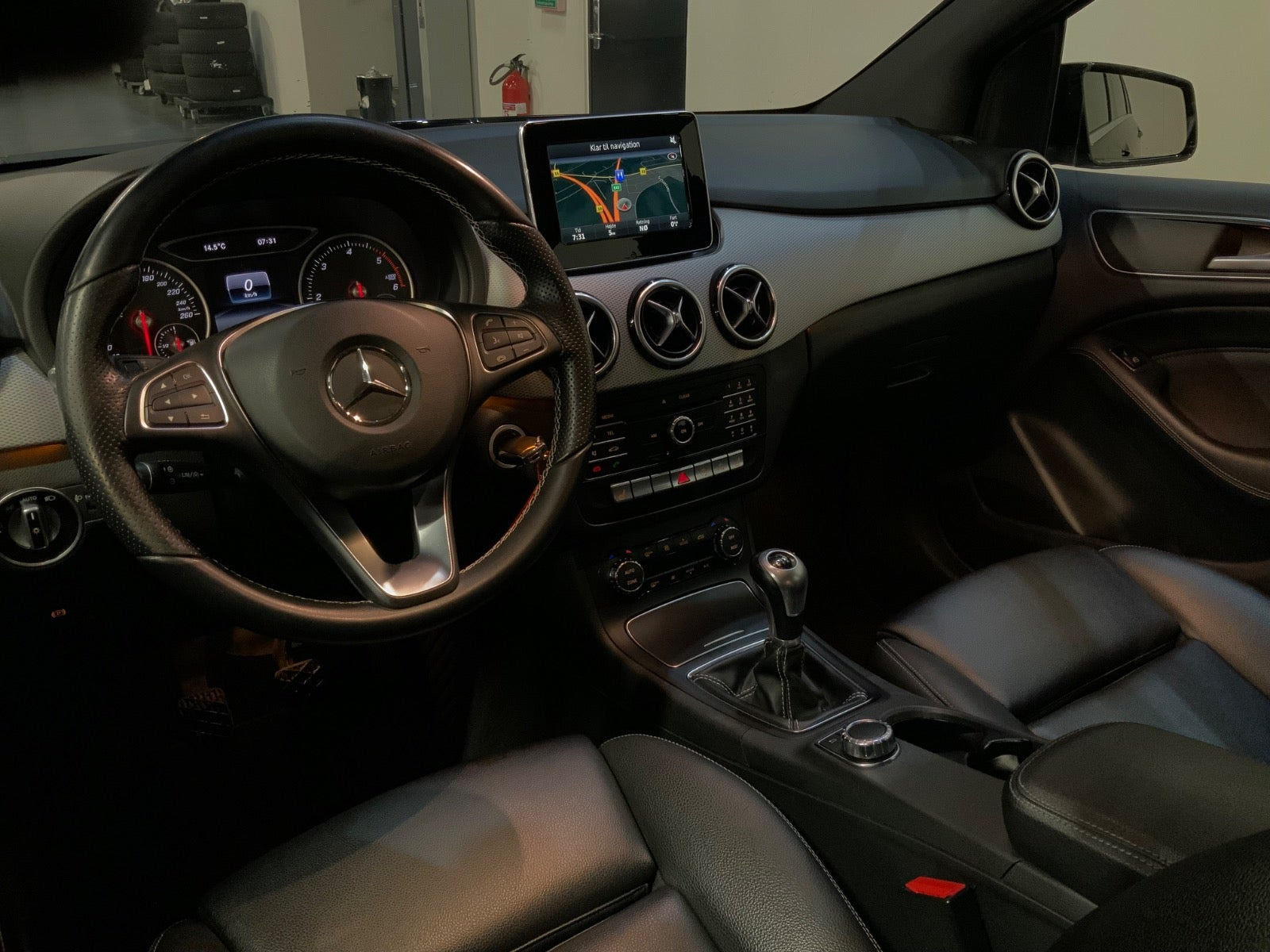 Sort Mercedes B180 d fra 2016