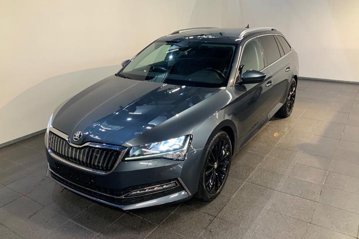 Grå Skoda Superb fra 2021 set udefra