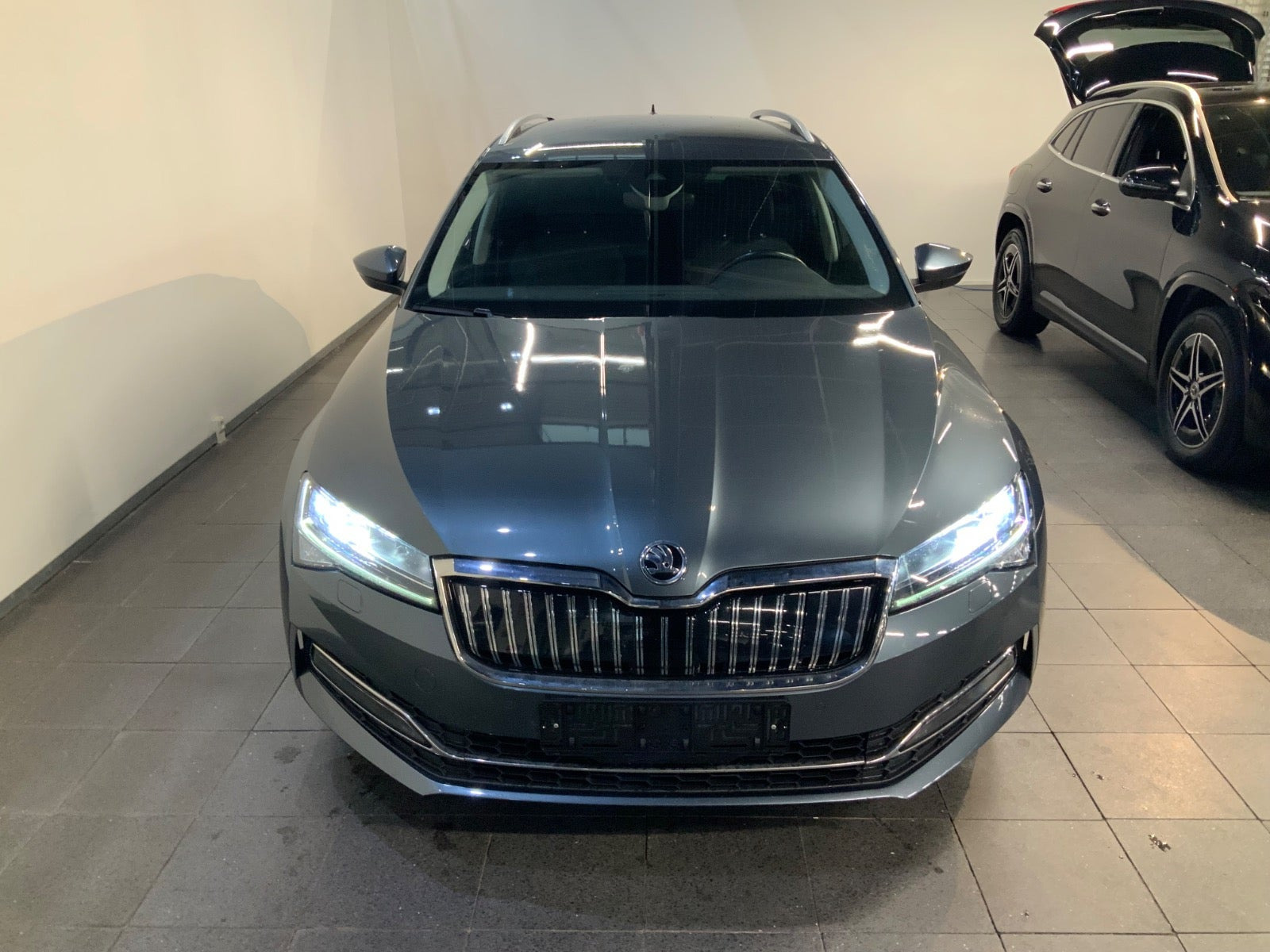 Grå Skoda Superb fra 2021