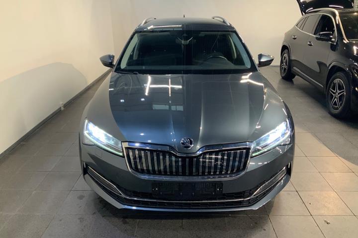 Grå Skoda Superb fra 2021