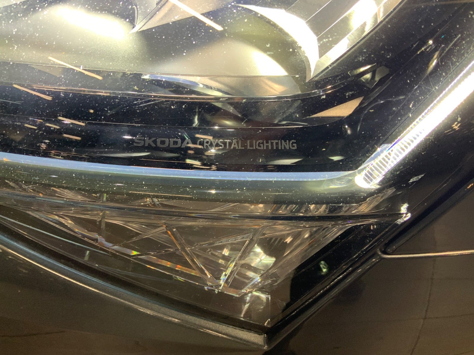 Grå Skoda Superb fra 2021