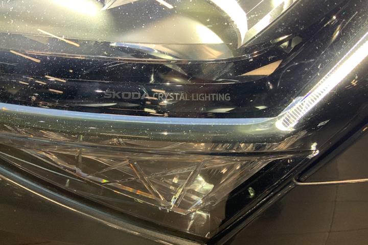 Grå Skoda Superb fra 2021