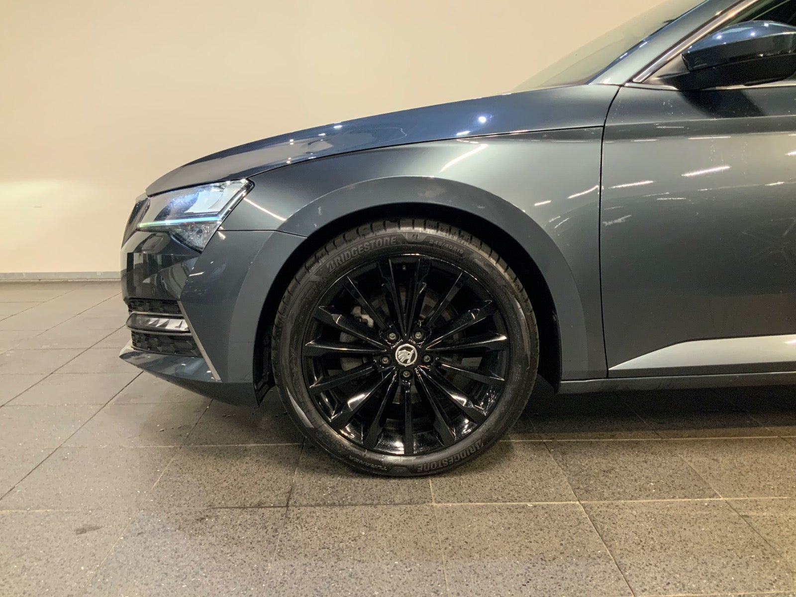 Grå Skoda Superb fra 2021