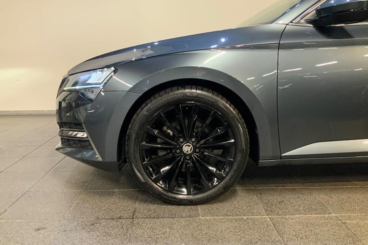Grå Skoda Superb fra 2021