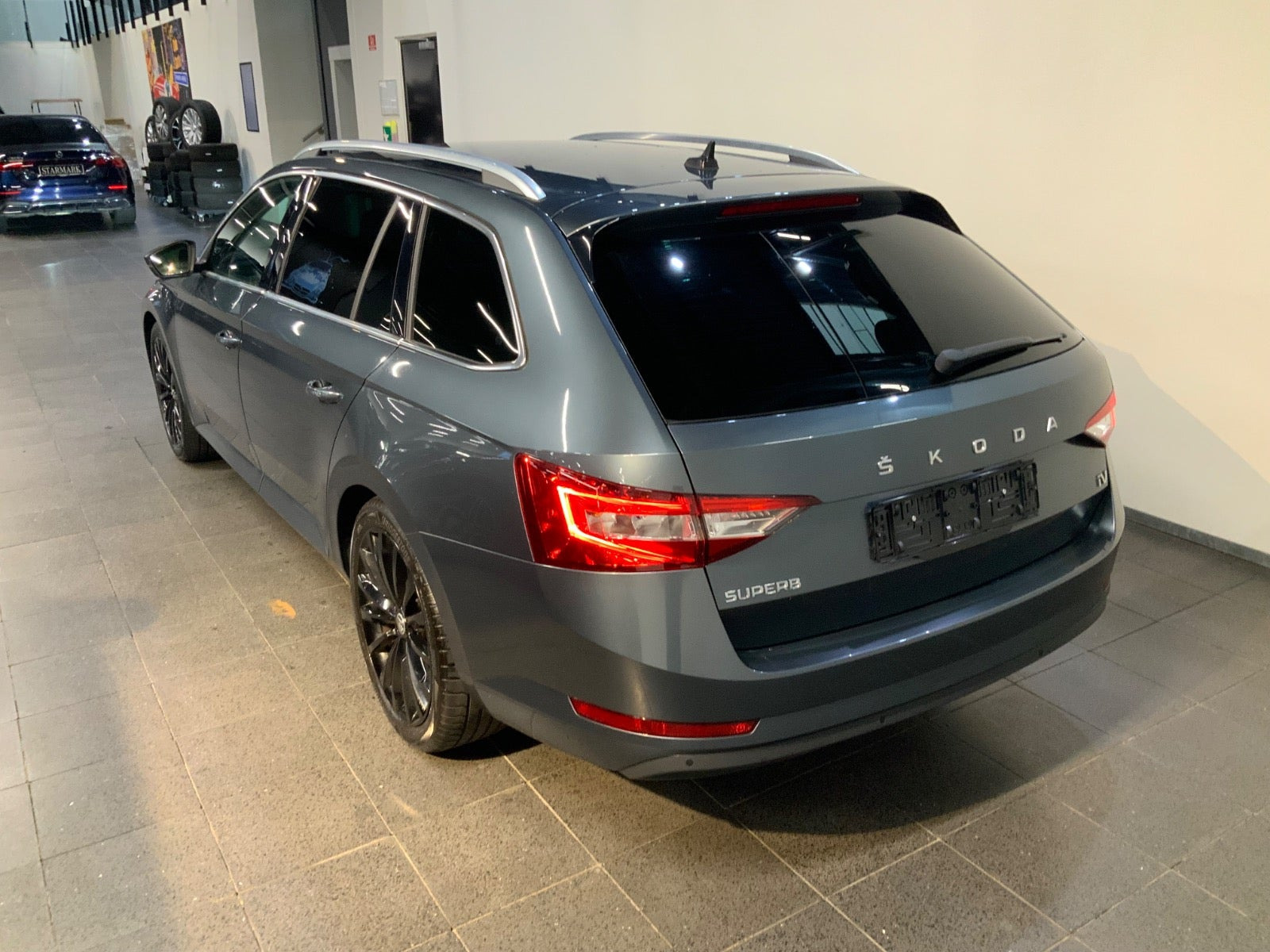 Grå Skoda Superb fra 2021