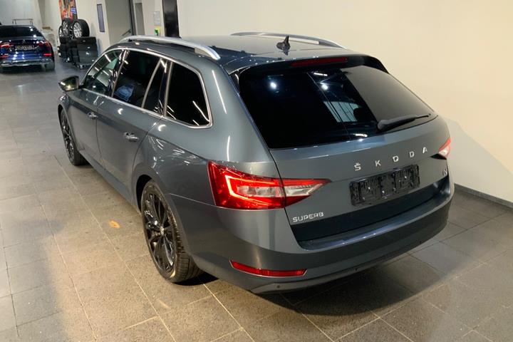 Grå Skoda Superb fra 2021