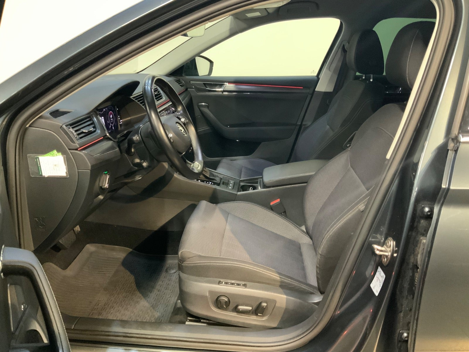 Grå Skoda Superb fra 2021