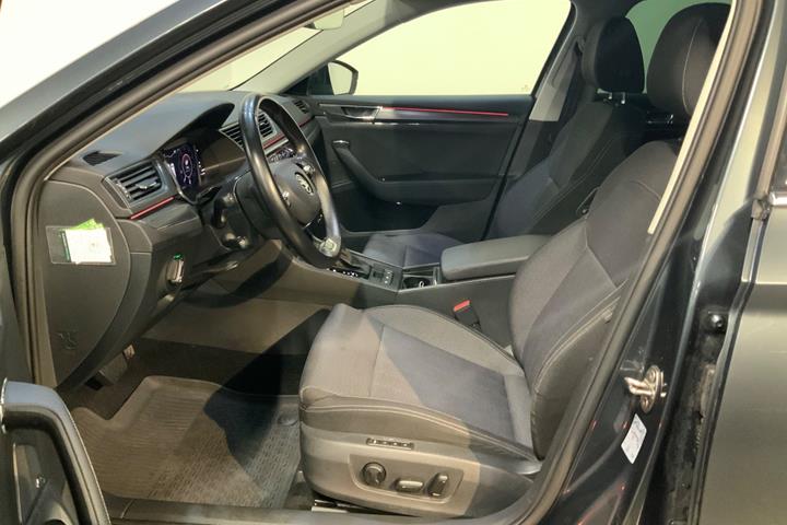Grå Skoda Superb fra 2021