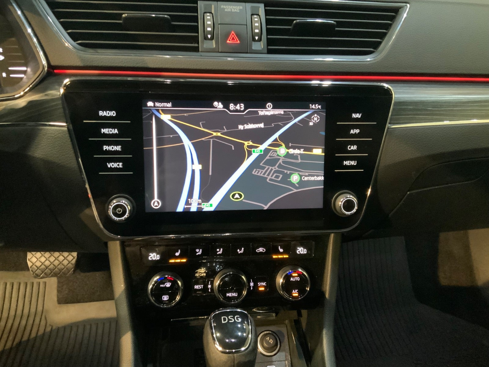 Grå Skoda Superb fra 2021