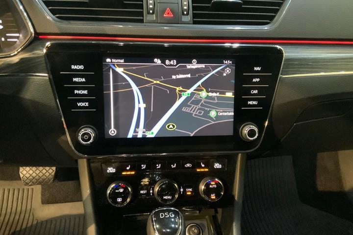 Grå Skoda Superb fra 2021