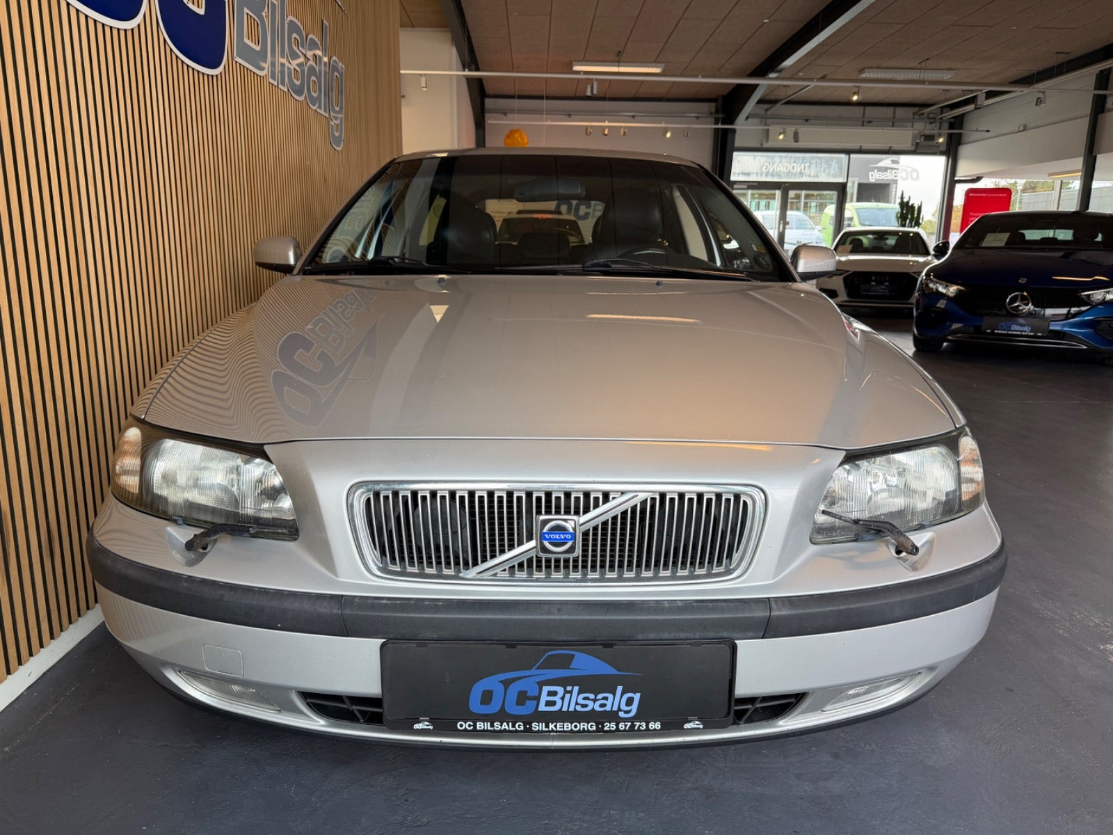 Sølv Volvo V70 fra 2003