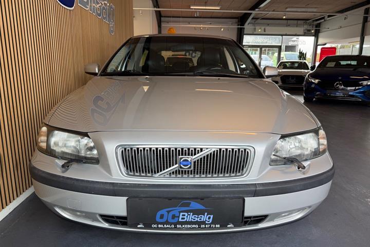 Sølv Volvo V70 fra 2003