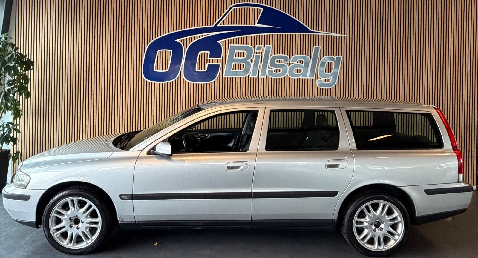 Sølv Volvo V70 fra 2003