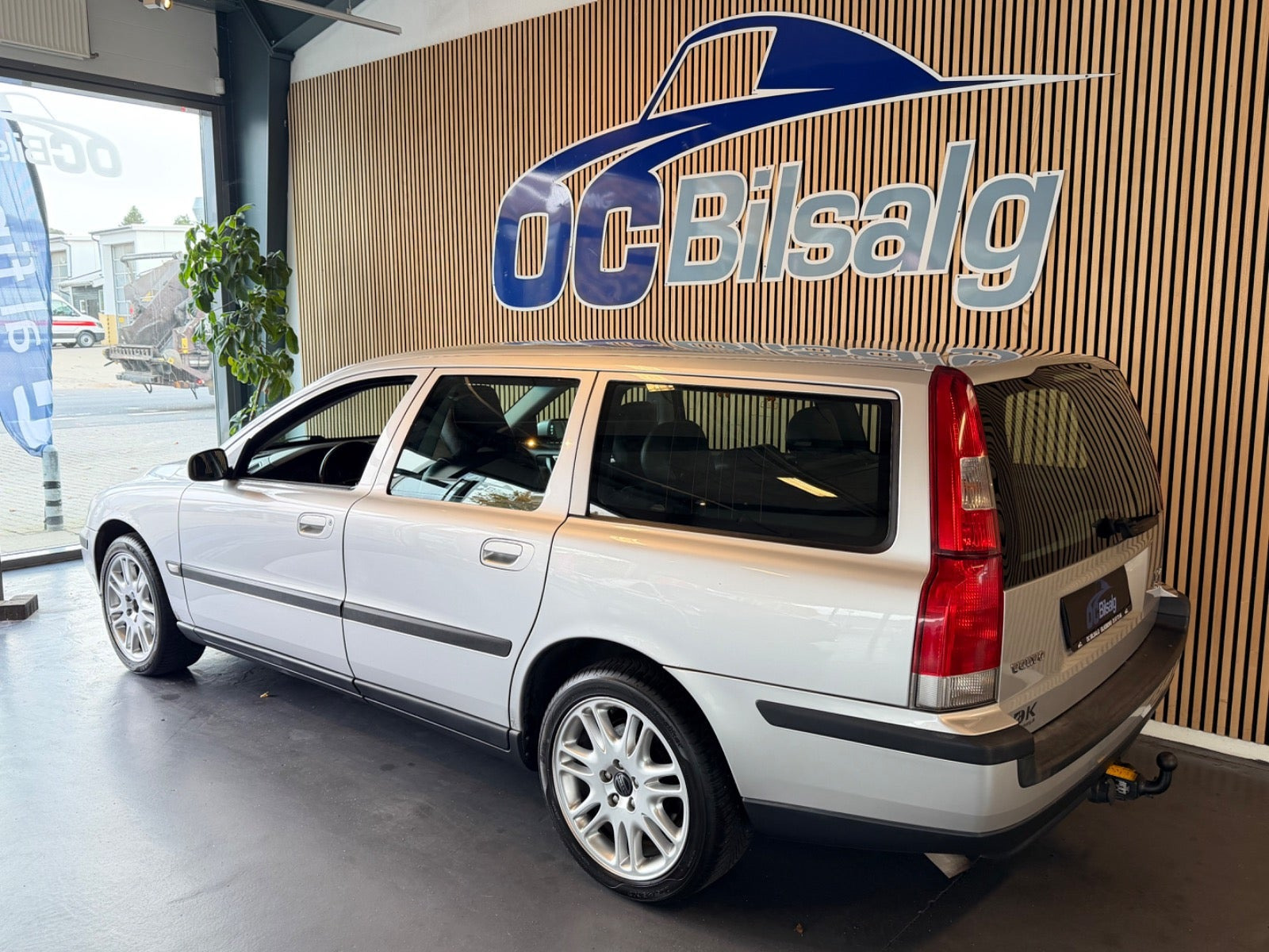 Sølv Volvo V70 fra 2003