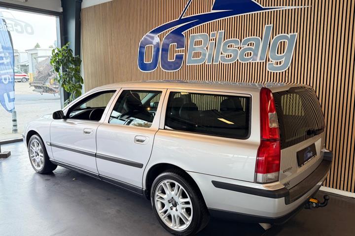 Sølv Volvo V70 fra 2003
