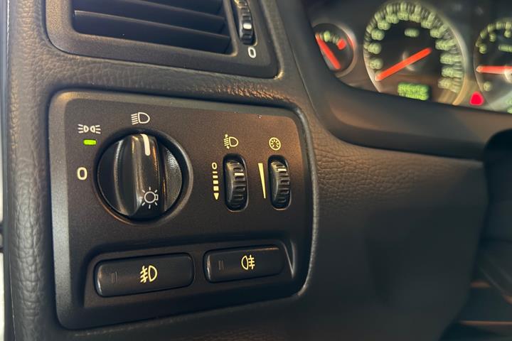 Sølv Volvo V70 fra 2003