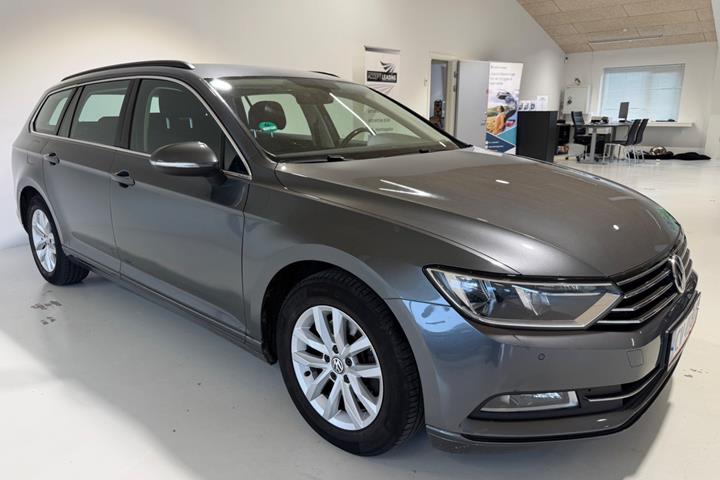 Grå VW Passat fra 2015
