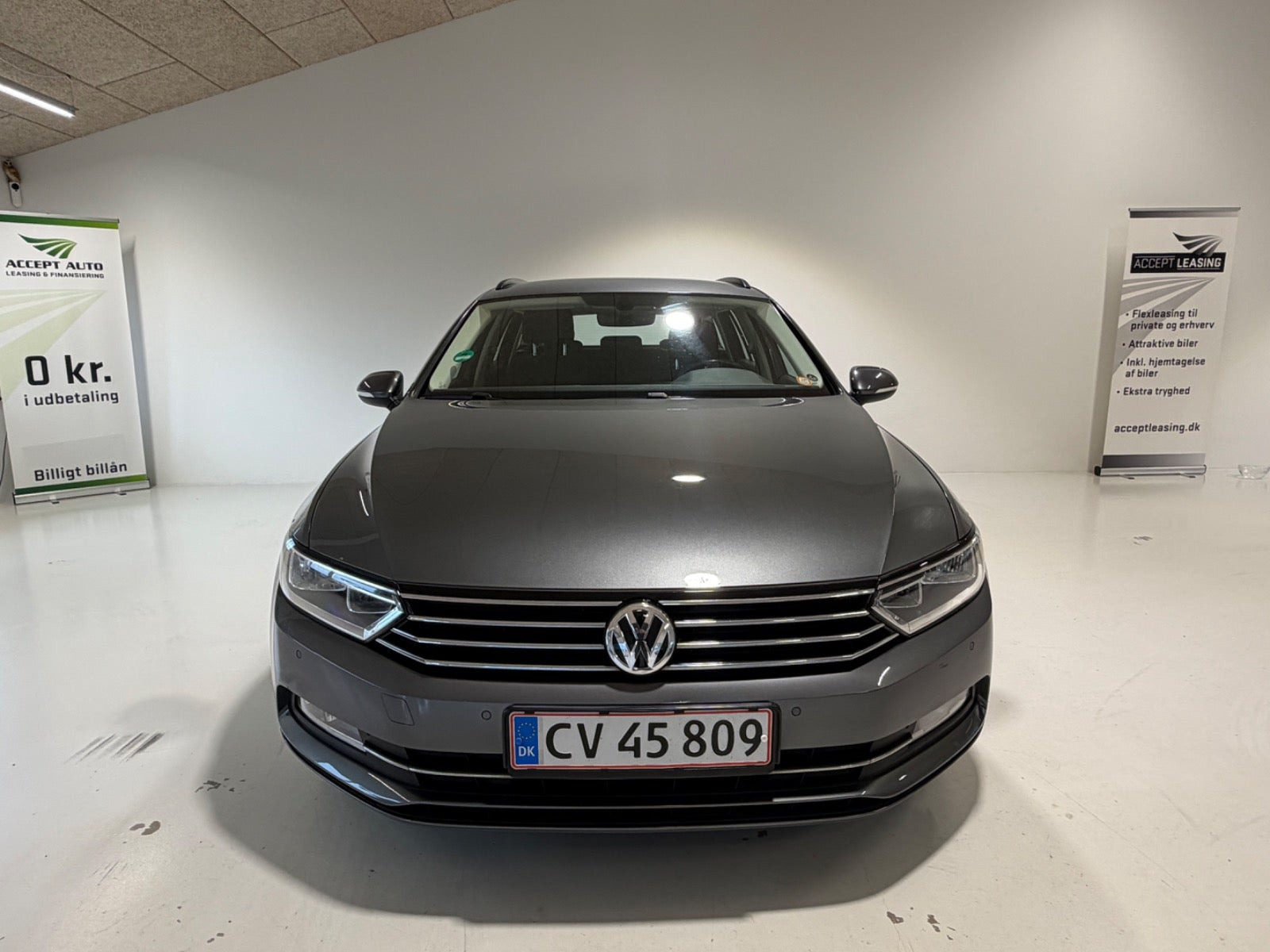 Grå VW Passat fra 2015