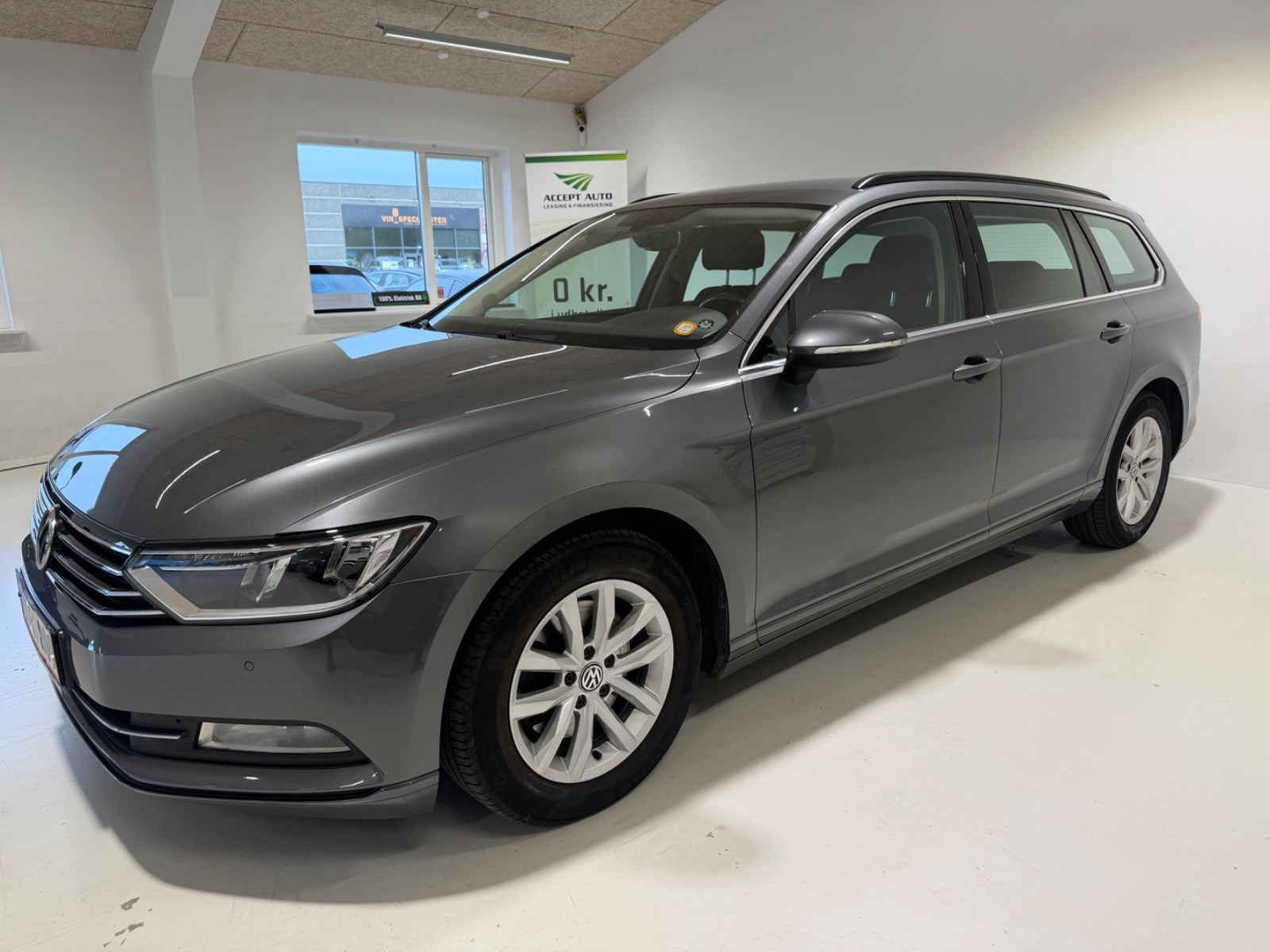 Grå VW Passat fra 2015