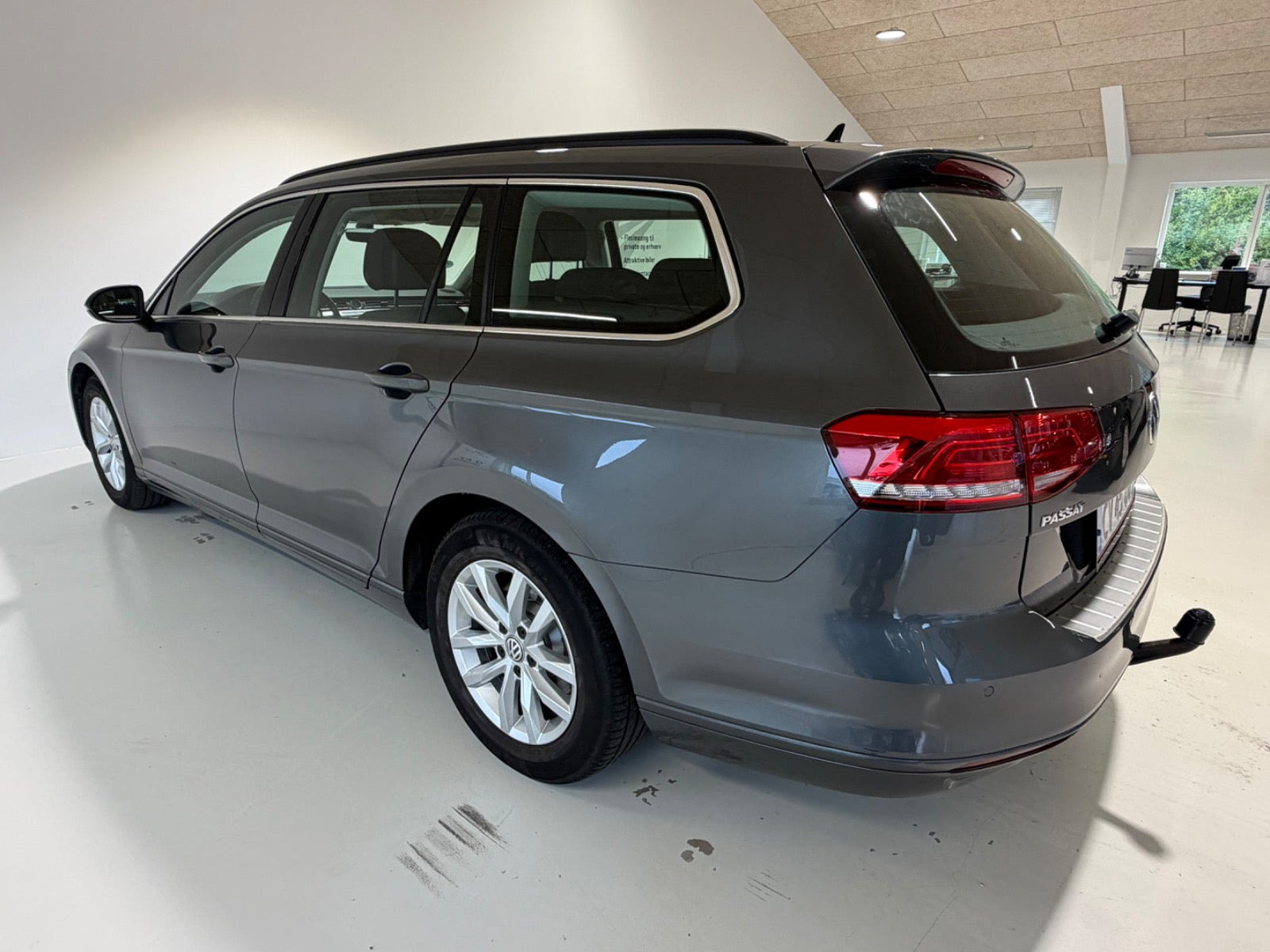 Grå VW Passat fra 2015