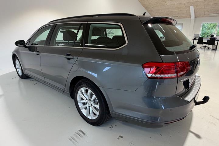 Grå VW Passat fra 2015