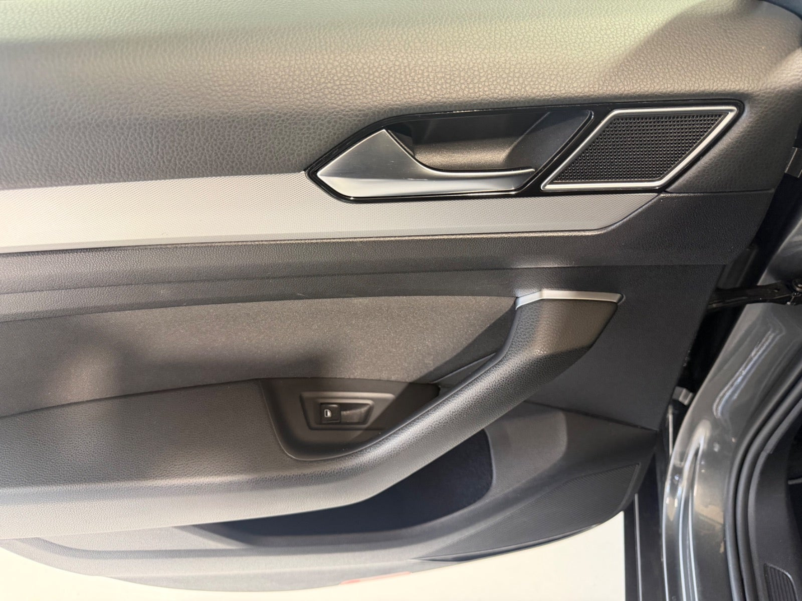 Grå VW Passat fra 2015