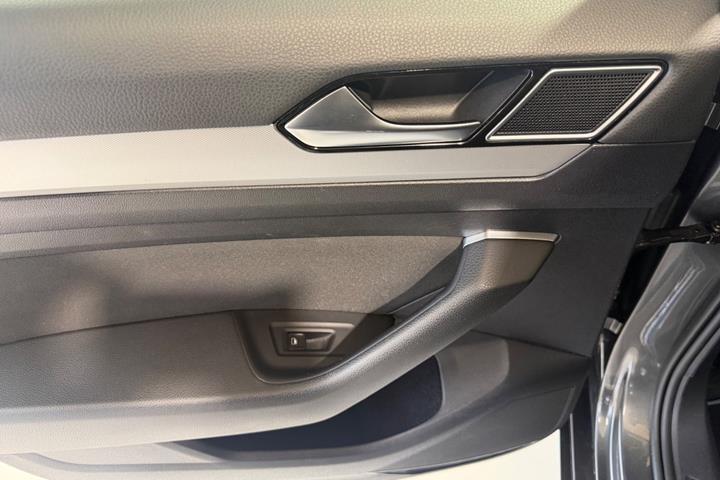 Grå VW Passat fra 2015