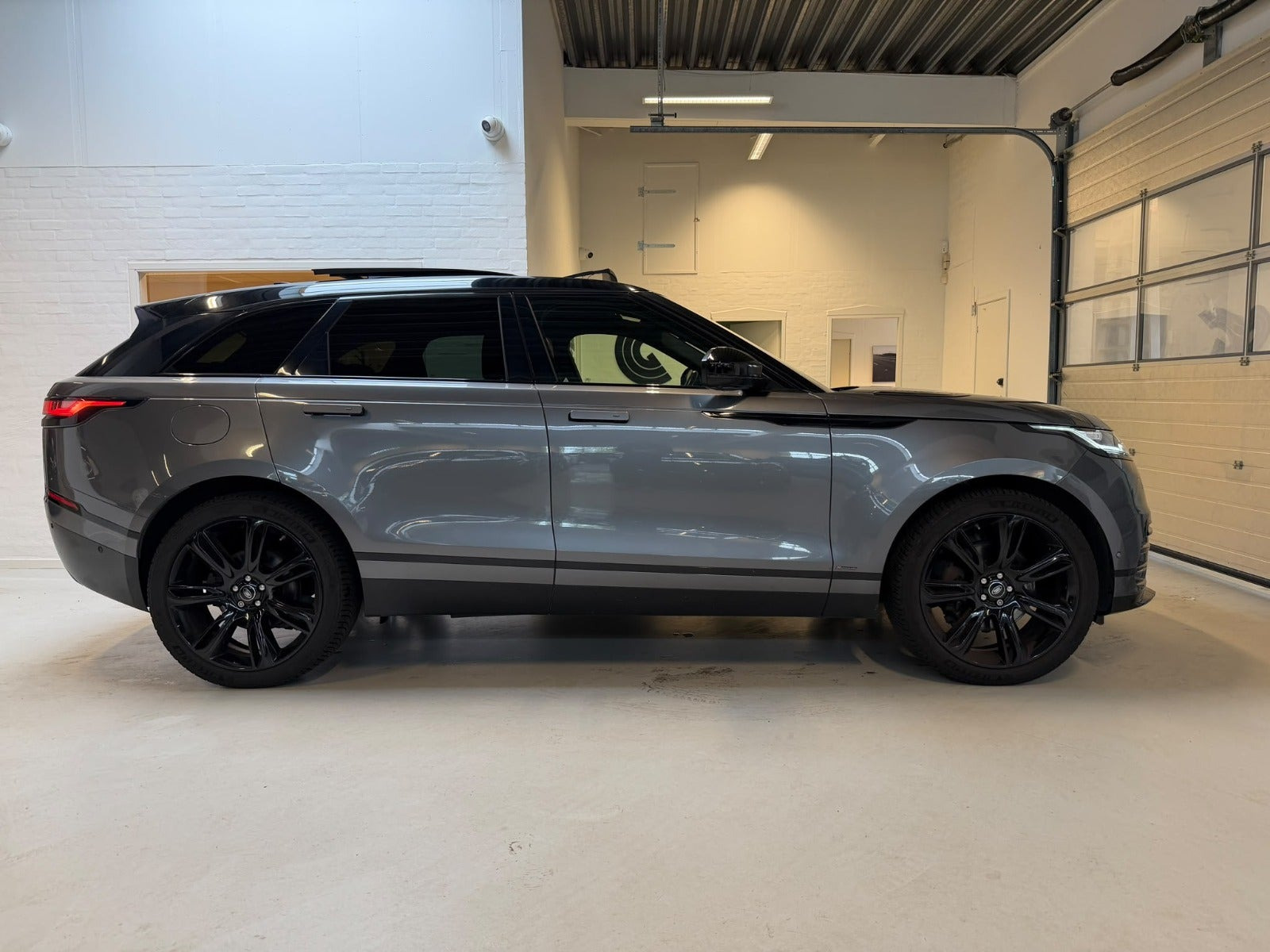 Grå Land Rover Range Rover Velar fra 2018