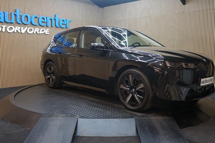 Sort BMW iX fra 2026 set udefra
