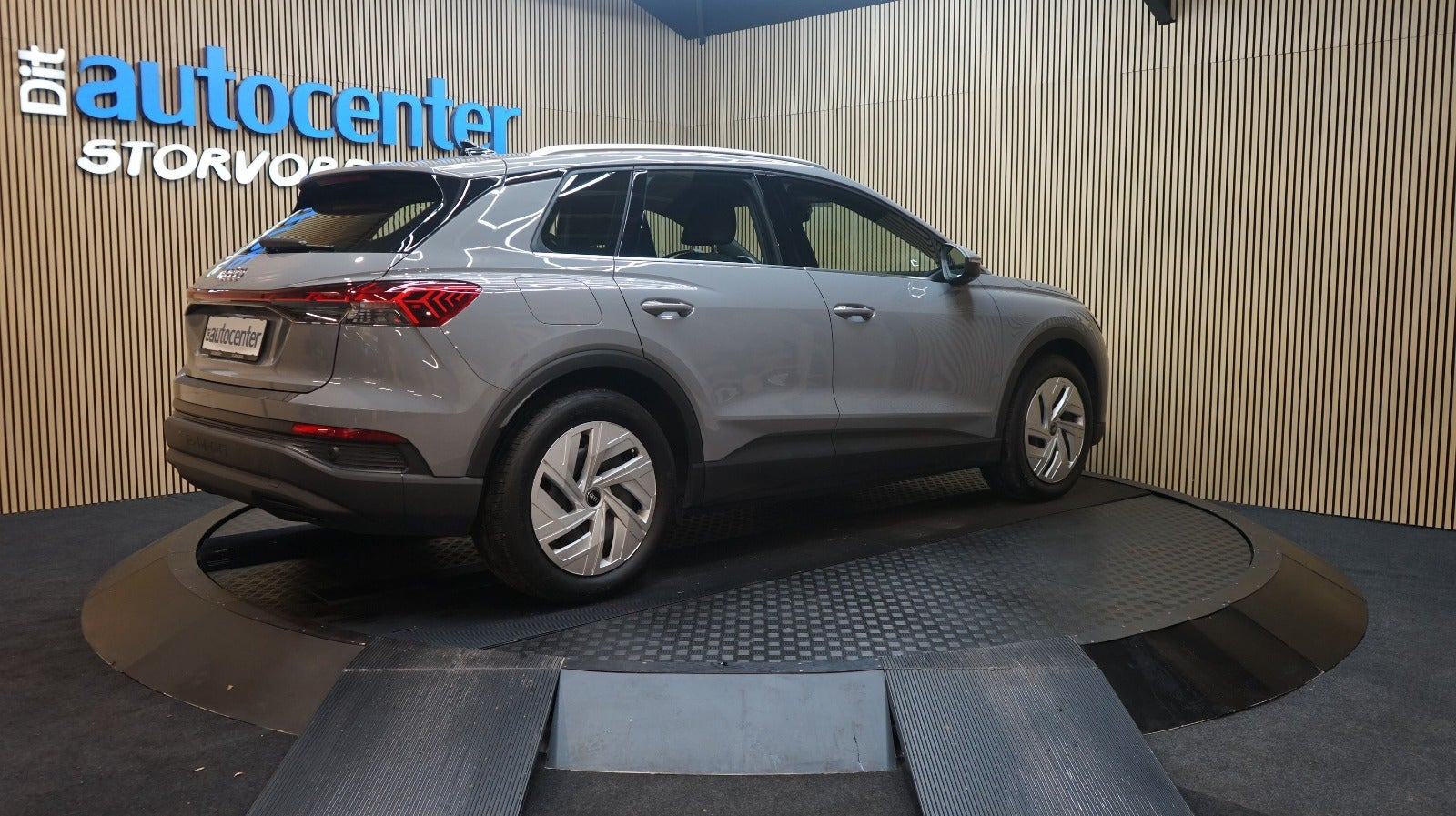 Grå Audi Q4 e-tron fra 2024