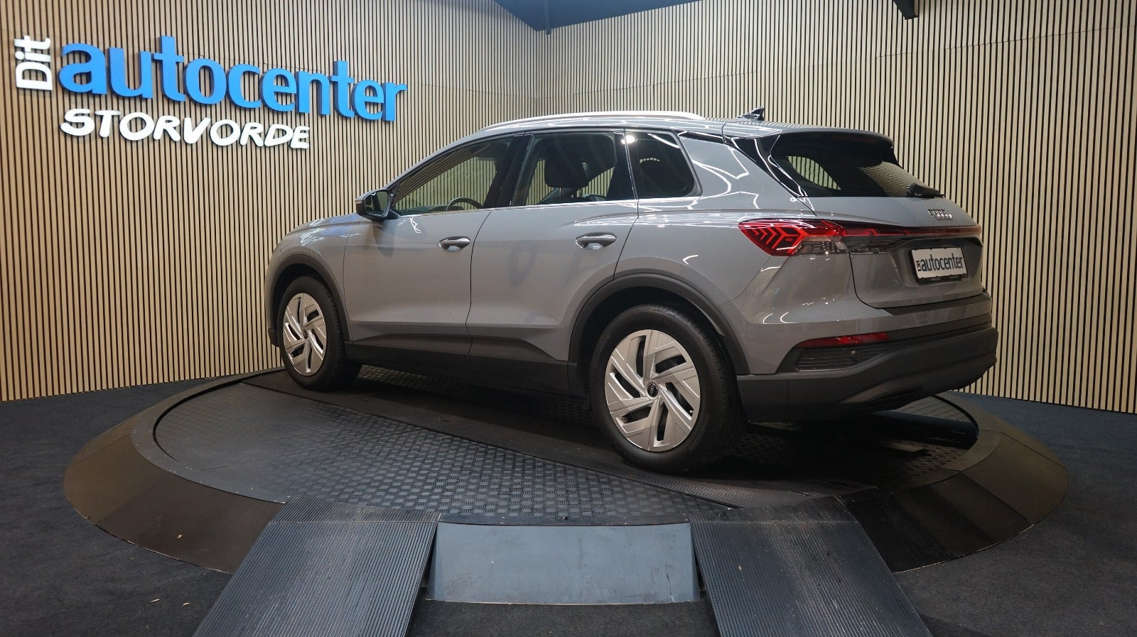 Grå Audi Q4 e-tron fra 2024