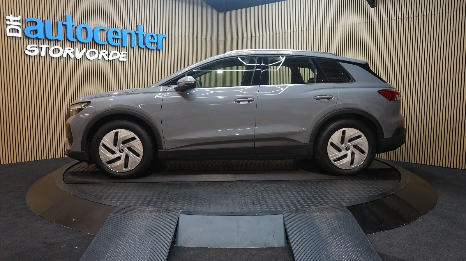 Grå Audi Q4 e-tron fra 2024