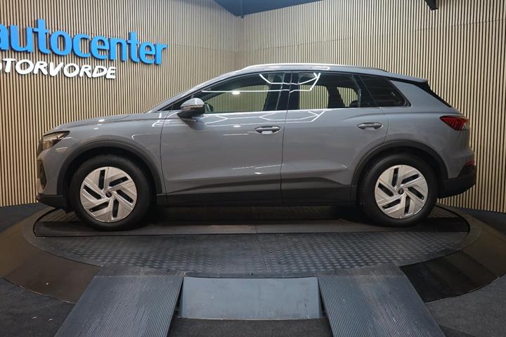 Grå Audi Q4 e-tron fra 2024