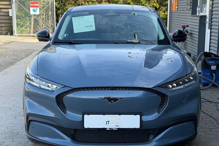 Blå Ford Mustang Mach-E fra 2023