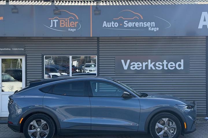 Blå Ford Mustang Mach-E fra 2023