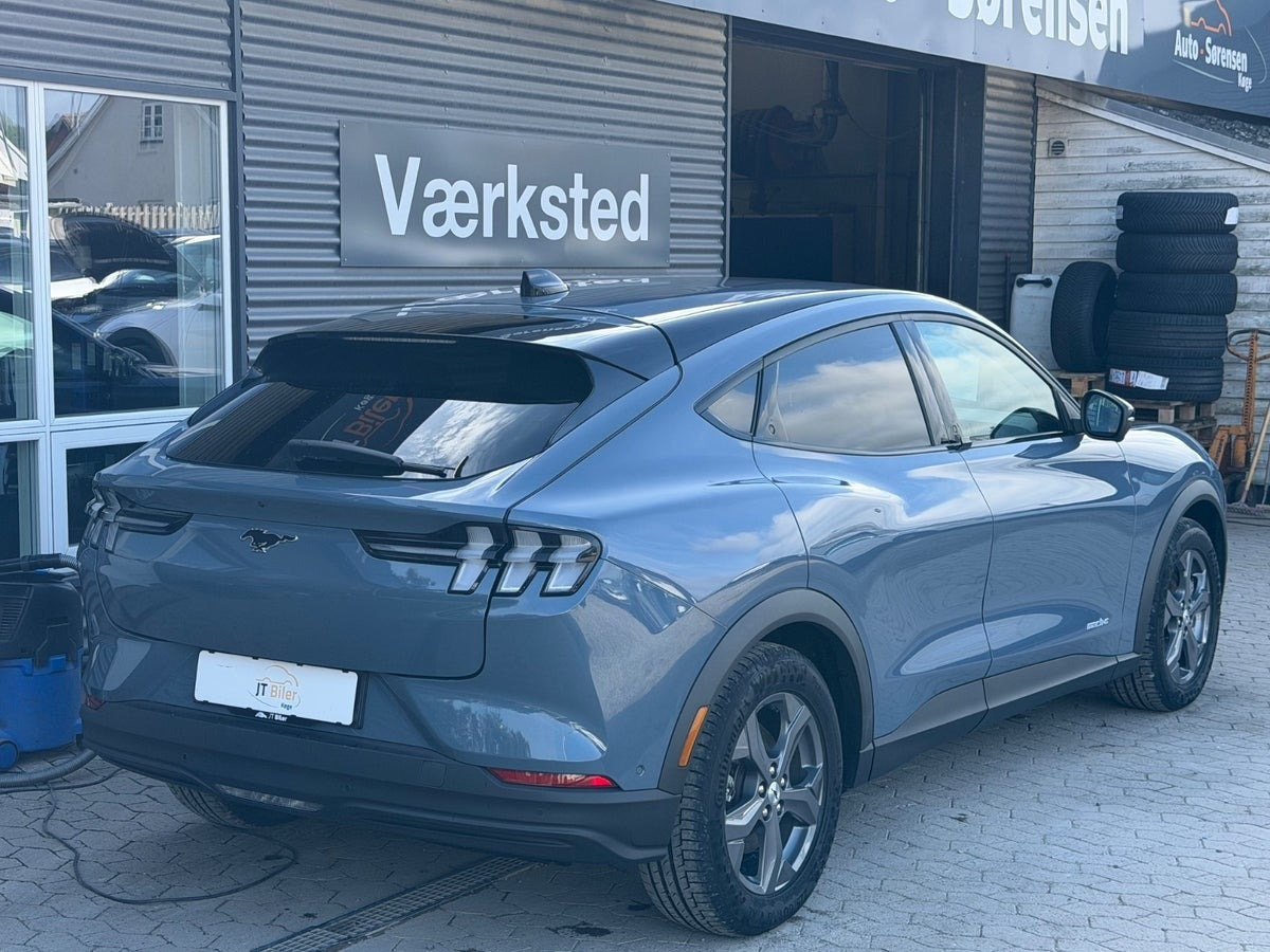 Blå Ford Mustang Mach-E fra 2023