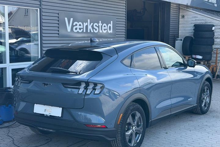 Blå Ford Mustang Mach-E fra 2023