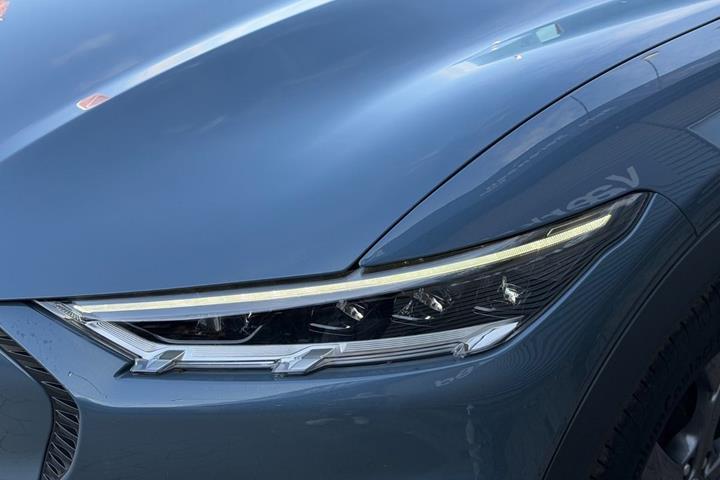 Blå Ford Mustang Mach-E fra 2023