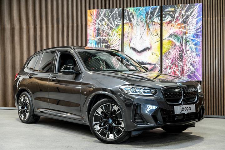 Grå BMW iX3 fra 2023 set udefra