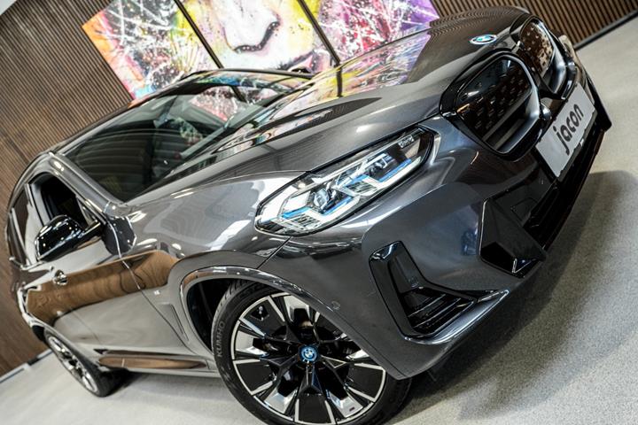 Grå BMW iX3 fra 2023