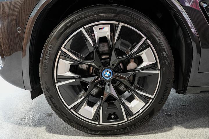 Grå BMW iX3 fra 2023