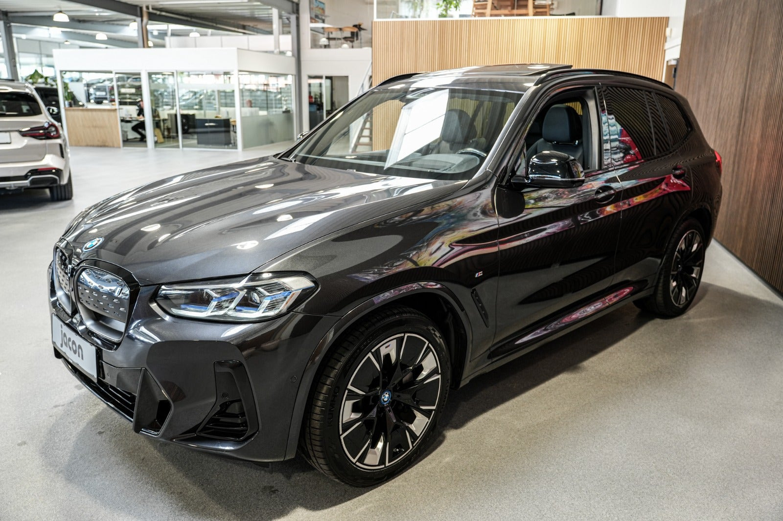 Grå BMW iX3 fra 2023