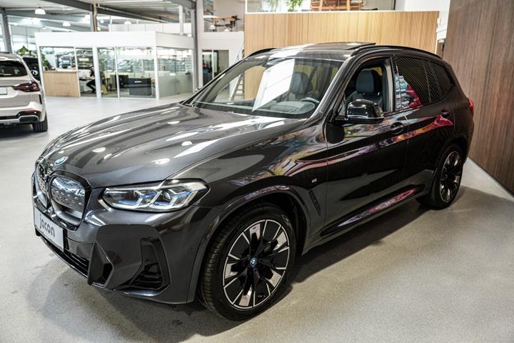 Grå BMW iX3 fra 2023