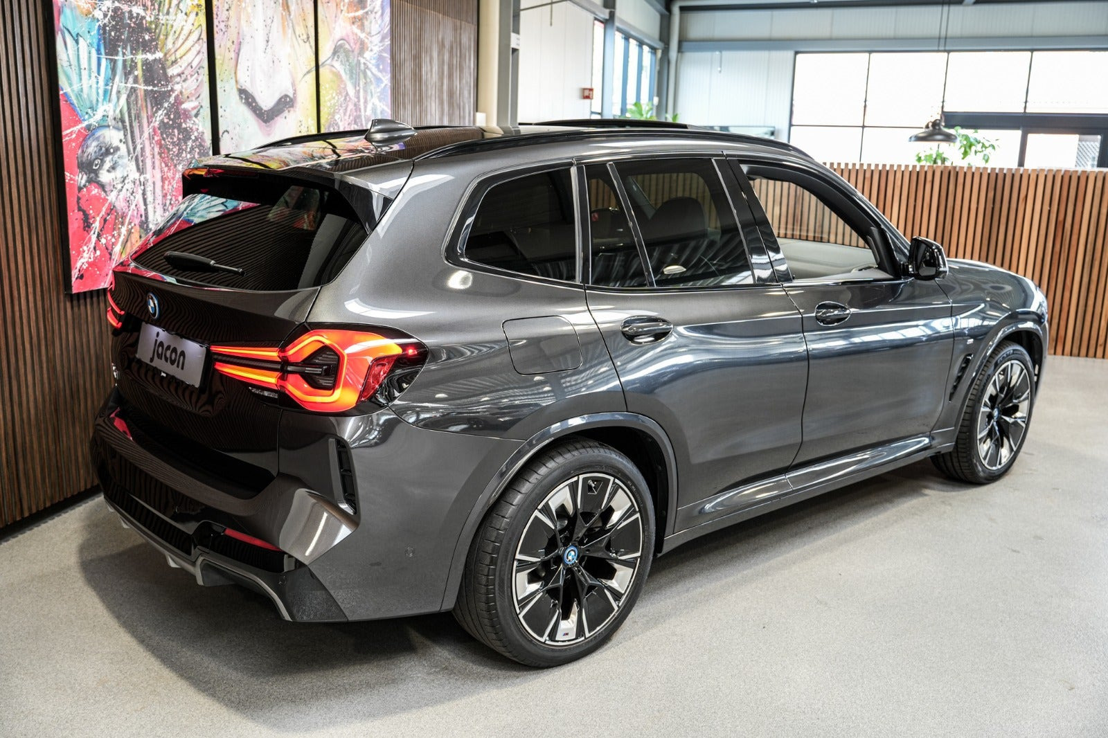 Grå BMW iX3 fra 2023