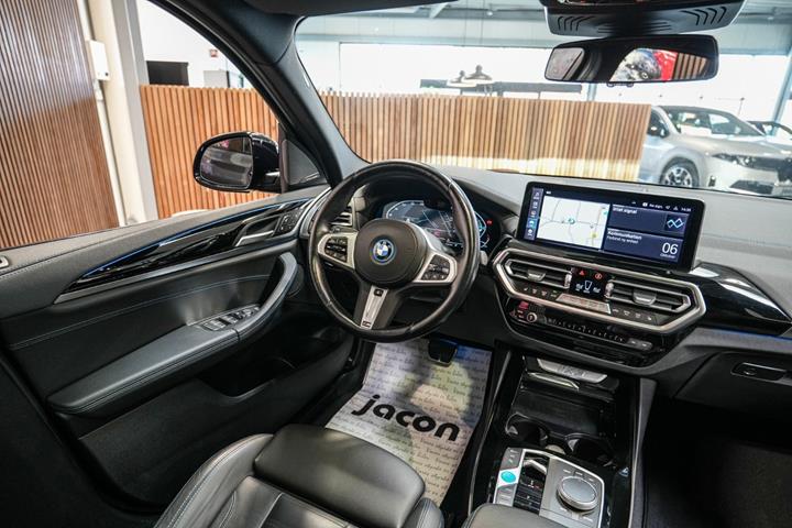 Grå BMW iX3 fra 2023